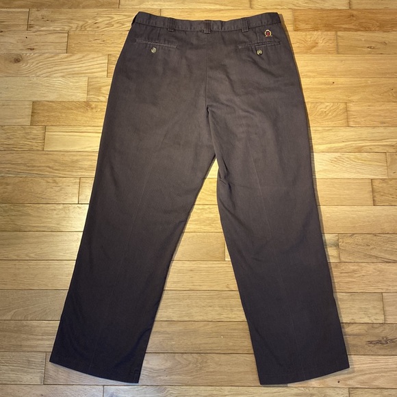Vintage Tommy Hilfiger Embroidered Crest Pleated Chinos in brown size 36 x 30 - Picture 4 of 12